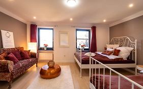 Green Valley Lounge Apartment